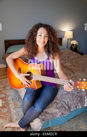 Porträt der Frau spielt Gitarre Stockfoto