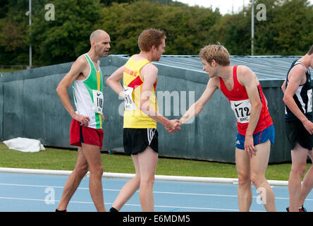 Läufer Händeschütteln nach einem 5000-Meter-Lauf Stockfoto