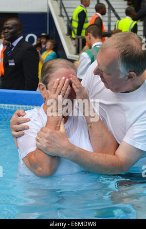 Taufe Zeuge Jehovas London Convention Twickenham Stadion London 2014 Stockfoto