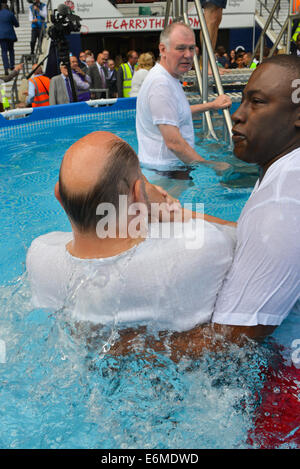 Taufe Zeuge Jehovas London Convention Twickenham Stadion London 2014 Stockfoto