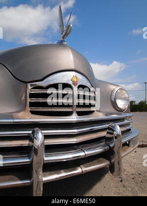 FENWICK ISLAND, DELAWARE - 23. August 2014: Ein Oldtimer Packard Automobil mit Schwan Kühlerfigur wird auf dem Display auf einem Parkplatz. Stockfoto