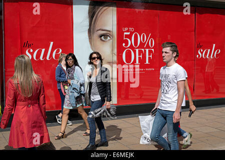 Käufer zu Fuß durch Marks & Spencer 50 % Rabatt auf "Verkauf Zeichen auf Princes Street, Edinburgh, Schottland. Stockfoto