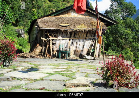 Alte traditionelle Nepali Gehöft auf halbem Weg den Schritt Weg sich von Madi Khola-Flusstal Ghandruk Dorf auf den Annapurnas Stockfoto