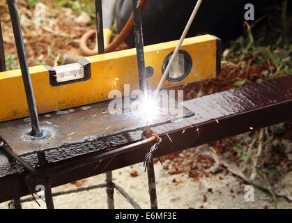 elektrischer Anschluss Metallstab und Metallplatte Schweißen Stockfoto