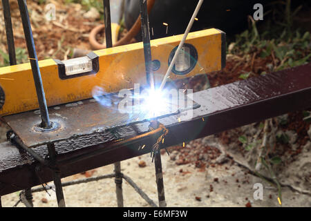 elektrisches Schweißen, verbinden Bau Metall mit Pegelanzeige Stockfoto