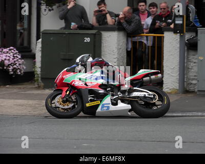 Michael Dunlop durchlaufen Parliament Square, auf seinem Motorrad Supersport Honda auf der Isle Of Man TT 2014 Stockfoto