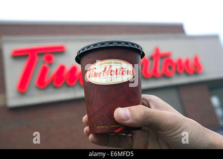 Toronto, Kanada. 26. August 2014. Burger King sagte, dass es Tim Hortons in einem $ 11 Milliarden-Deal kaufen, die die weltweit drittgrößte Fastfood-Kette erstellen würde. Das Unternehmen hofft, verwandeln die Kaffee-und-Donut-Kette in einen Haushalt Namen außerhalb Kanadas, und sich stärker Fuß zu fassen in das boomende Geschäft Morgen geben. Im Bild: 10. Mai 2010 - ist Toronto, Ontario, Kanada - Tim Hortons Inc. einen kanadischen Coffee-Shop, bekannt für seinen Kaffee und Donuts. Es wurde 1964 in Hamilton, Ontario von kanadischen Eishockey-Spieler Tim Horton gegründet. Bildnachweis: ZUMA Press, Inc./Alamy Live-Nachrichten Stockfoto