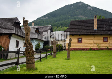 Hölzerne Statuen im historischen Dorf Vlkolinec, Slowakei - UNESCO Weltkulturerbe Stockfoto