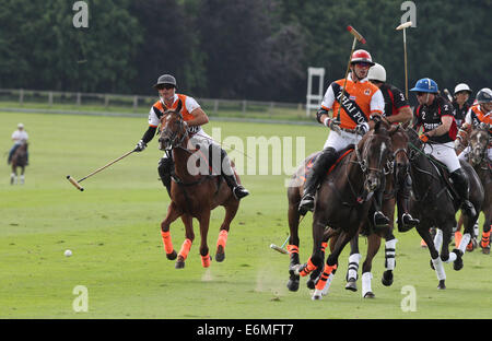 NIC Roldan (links) von Thai Polo im Jahr 2013 Veuve Clicquot Polo Gold Cup Cowdray Park Stockfoto