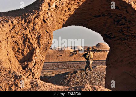 Ein Soldat der US Army auf Kampf Patrouille in einem Dorf 18. August 2014 in Morghan Kachah, Provinz Kandahar, Afghanistan. Stockfoto