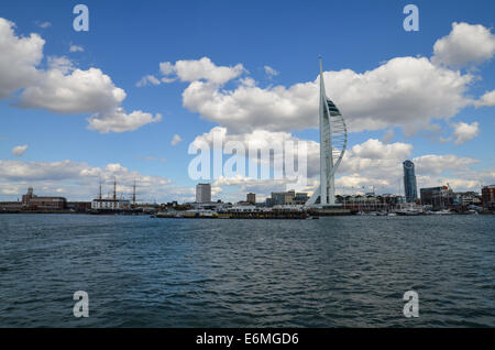 Blick auf Gunwarf, der Spinnaker Tower und HMS Warrior mit einigen großen Wolken am Himmel. Stockfoto