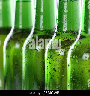 Kaltes Bier in Flaschen Getränke mit Alkohol und Wasser Tropfen Stockfoto