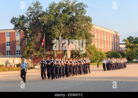 Eine Truppe von RCMP Kadetten Marsch doppelt so lange in der RCMP Depot Kadett Training Academy in Regina, Saskatchewan, Kanada. Stockfoto