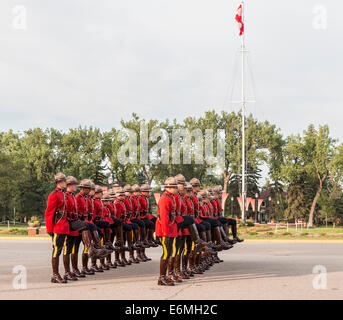 Kadetten marschieren an der Sunset-Retreat-Zeremonie statt einmal pro Woche im Sommer in der RCMP Depot Kadett Training Academy in Regina Stockfoto