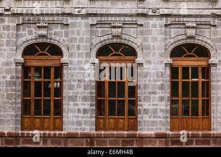 AMBATO, ECUADOR - 23. Juni 2014: Fenster des Gebäudes von dem Instituto Tecnologico Superior Bolivar Cevallos Park Stockfoto