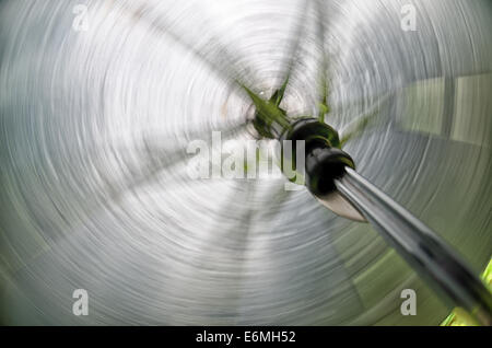 hält eine Spinnerei Dach empor in schweren Down pour Drenchen stürmischem Wetter Tag Regentropfen auf Leinwand schlechten britischen Sommerklima Stockfoto