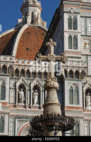 Ein Blick auf die Basilika der Heiligen Maria der Blume in Florenz, Italien. Stockfoto
