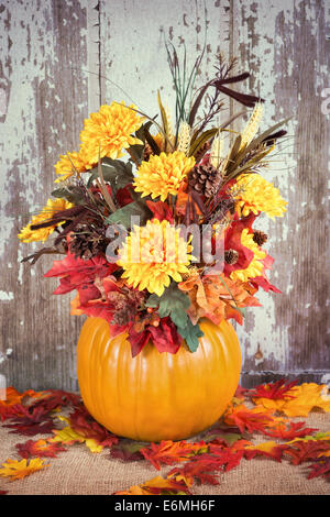 Herbst Kürbis Blume Anordnung Herzstück Stockfoto