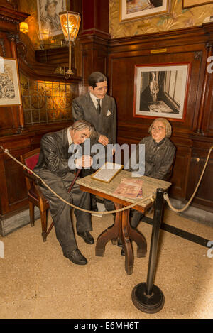 Statuen von Alfonsina Storni, Borges und Carlos Gardel auf der alten Cafe Tortoni in Buenos Aires Stockfoto