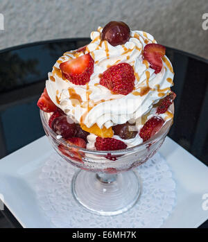 Frisches Obst, Schlagsahne Sahne-Karamell-Sauce Dessert. Stockfoto