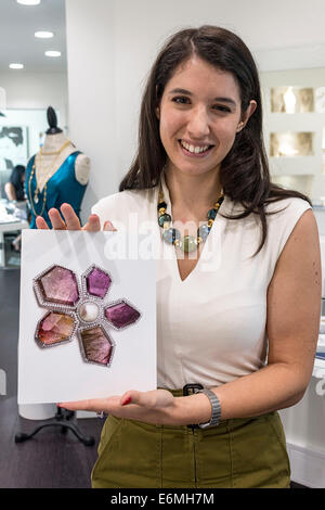 Nachbildung einer Brosche für Englands Königin Elizabeth II von Hillberg & Berk, eine eigene Schmuck-Shop in Regina, Kanada Stockfoto