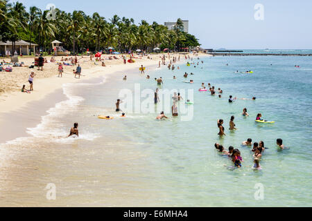 Honolulu Waikiki Beach Hawaii, Hawaiian, Oahu, Sans Souci State Recreational Park, Wasser des Pazifischen Ozeans, Schwimmer, Badegäste, Sonnenanbeter, Sand, Waikiki Bay Water, Stockfoto