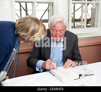 Sandy Gall bei der Oldie literarischen Mittagessen 17.04.12 Stockfoto