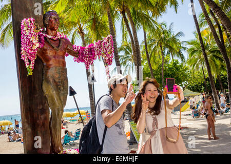 Honolulu Waikiki Beach Hawaii, Hawaiian, Oahu, Pazifik Wasser, Kuhio Beach Park, Kalakaua Avenue, Duke Paoa Kahanamoku Statue, Surfer, Leis, Asiaten Stockfoto