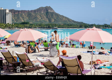 Honolulu Waikiki Beach Hawaii, Hawaiian, Oahu, Pazifischer Ozean, Royal Hawaiian, Hotel, pink, Regenschirme, Diamond Head Crater, erloschener Vulkan, Berg, Sonnenanbeter, Stockfoto