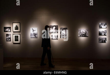 Buenos Aires, Argentinien. 26. August 2014. Christophe Karvelis, Sohn von Ugne Karvelis, der zweite partner des späten Schriftsteller Julio Cortazar, Besuche eine Ausstellung im National Museum of Fine Arts, in Buenos Aires, der Hauptstadt von Argentinien, am 26. August 2014. Die Ausstellung findet zum Gedenken an die Hundertjahrfeier Cortazars Geburt und enthält Objekte und Fotografien, die im Zusammenhang mit dem Schriftsteller und die Orte, wo er lebte. © Martin Zabala/Xinhua/Alamy Live-Nachrichten Stockfoto