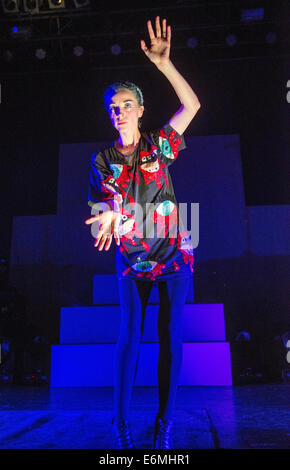 Glasgow, Schottland. 27. August 2014. St. Vincent aka Annie Clark führt auf der Bühne 02 ABC Glasgow am 26. August 2014 in Glasgow Credit: Sam Kovak/Alamy Live News Stockfoto