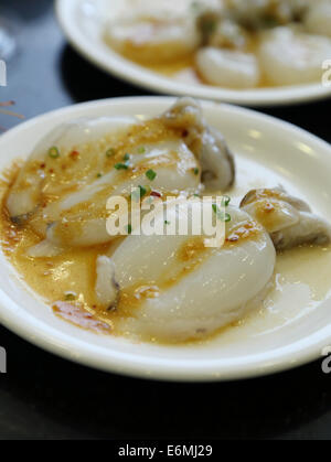 Frischer Tintenfisch mit pikanter Sauce vorbereiten für gegrillte Stockfoto