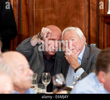 Sandy Gall bei der Oldie literarischen Mittagessen 17.04.12 Stockfoto