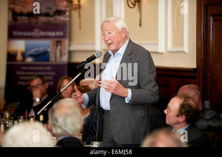 Sandy Gall bei der Oldie literarischen Mittagessen 17.04.12 Stockfoto