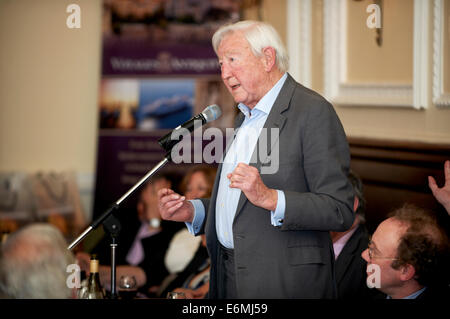 Sandy Gall bei der Oldie literarischen Mittagessen 17.04.12 Stockfoto