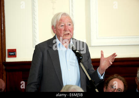 Sandy Gall bei der Oldie literarischen Mittagessen 17.04.12 Stockfoto