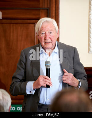 Sandy Gall bei der Oldie literarischen Mittagessen 17.04.12 Stockfoto