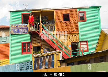 Rückansicht des eine historische Wirtschaftsberater (Mietshaus) neben der alten Straße Caminito in La Boca, Buenos Aires Stockfoto