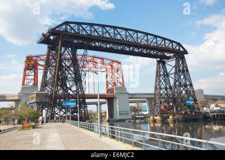 Puente Transbordador (Schwebefähre von 1914) über den Fluss Riachuelo, in La Boca-Viertel von Buenos Aires, Argentinien Stockfoto