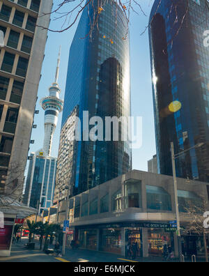 Glas verkleidet Bürogebäude auf der Queen Street Auckland City mit Skytower hinten Stockfoto