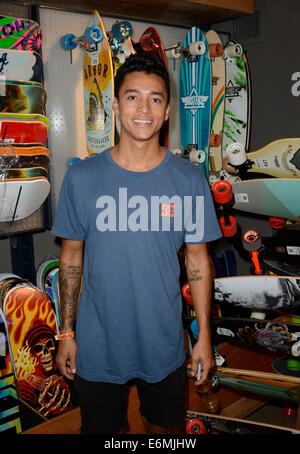 New York, NY, USA. 26. August 2014. Nyjah Huston, Promotse seine neue Linie von Schuhen der Nyjah Vulc-Kollektion mit DefyConvention bei beschreibt, unterwegs für Promi-Schnappschüsse in NYC am Morgen zeigt - di, New York, NY 26. August 2014. © Derek Sturm/Everett Collection/Alamy Live-Nachrichten Stockfoto