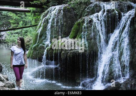 Bukarest, Rumänien. 26. August 2014. Ein Tourist posiert für Fotos vor dem Bigar Wasserfall in Caras-Severin, Südwesten Rumäniens, 26. August 2014. Bigar ist eines der ungewöhnlichsten Wasserfälle der Welt und eines der schönsten in Rumänien. Laut der Welt Geographie-Website gibt es eine Reihe von Fakten, die es als Nummer eins auf der Liste der acht einzigartige Wasserfälle auf der ganzen Welt durch die Art und Weise das Wasser breitet sich und fällt in winzige Fetzen von Wasser zu platzieren. © Lin Huifen/Xinhua/Alamy Live-Nachrichten Stockfoto