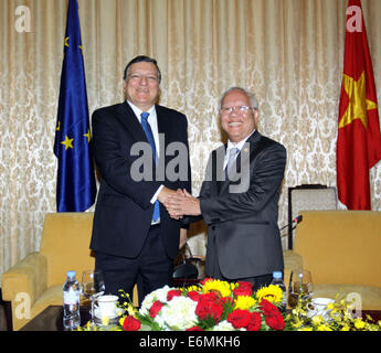 (140827)--HO-CHI-Minh-Stadt, 27. August 2014 (Xinhua)--Vorstandsvorsitzender der Ho-Chi-Minh-Stadtmenschen Committee Le Hoang Quan (R) trifft mit José Manuel Durão Barroso, Präsident der Europäischen Kommission, in Ho-Chi-Minh-Stadt am 26. August 2014. (Xinhua/VNA) Stockfoto