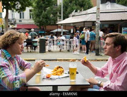 Genießen Sie kalte belgisches Bier und belgischen Pommes Frites von Maison Antoine am Place Jourdan in Etterbeek, Brüssel. Stockfoto