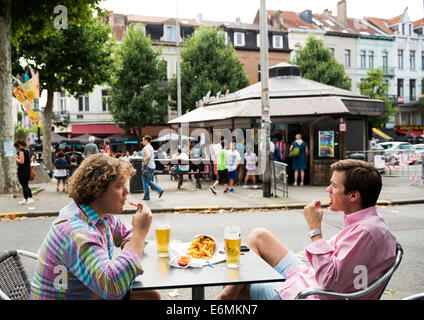 Genießen Sie kalte belgisches Bier und belgischen Pommes Frites von Maison Antoine am Place Jourdan in Etterbeek, Brüssel. Stockfoto