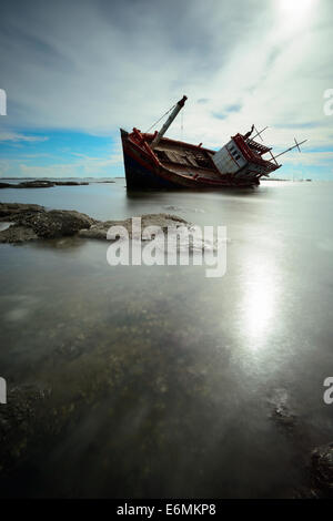 Angelboot/Fischerboot kenterte in Thailand. Stockfoto