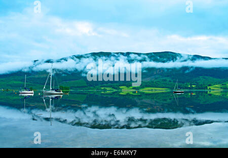 Am frühen Morgennebel klammert sich an die Hügel in der Nähe von North Ballachulish, gesehen in Loch Leven von Glencoe, Lochaber, Schottland Highlands Stockfoto