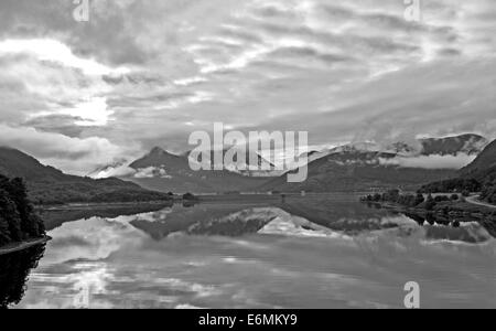 Am frühen Morgennebel steigt aus den Bergen von Glencoe, spiegelt sich in Loch Leven, Lochaber, Schottisches Hochland, Schottland, Vereinigtes Königreich Stockfoto