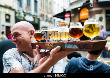 Bierprobe in einer der lebhaften Bars im historischen Zentrum von Brüssel. Stockfoto