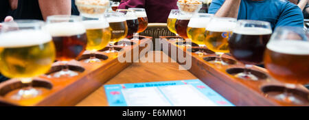 Bierprobe in einer der lebhaften Bars im historischen Zentrum von Brüssel. Stockfoto